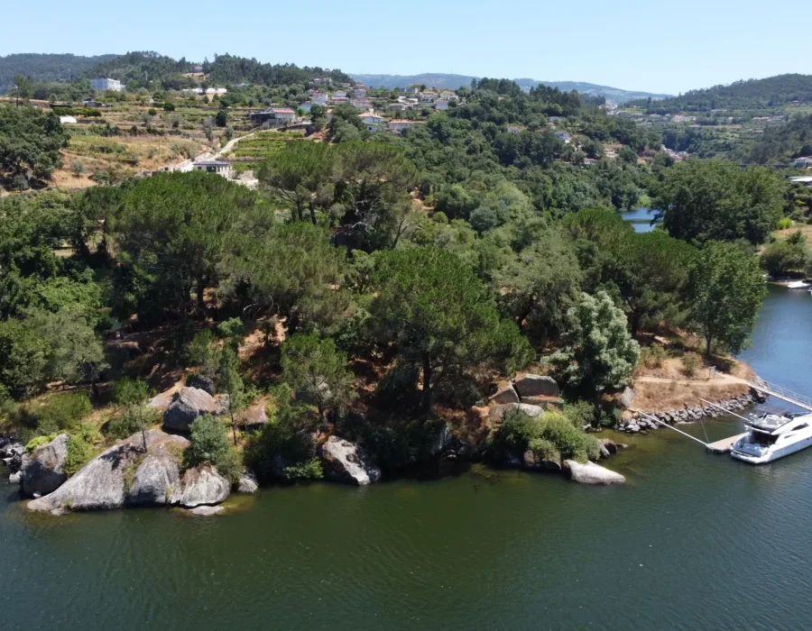 Douro_yacht_pier_ilha_amores